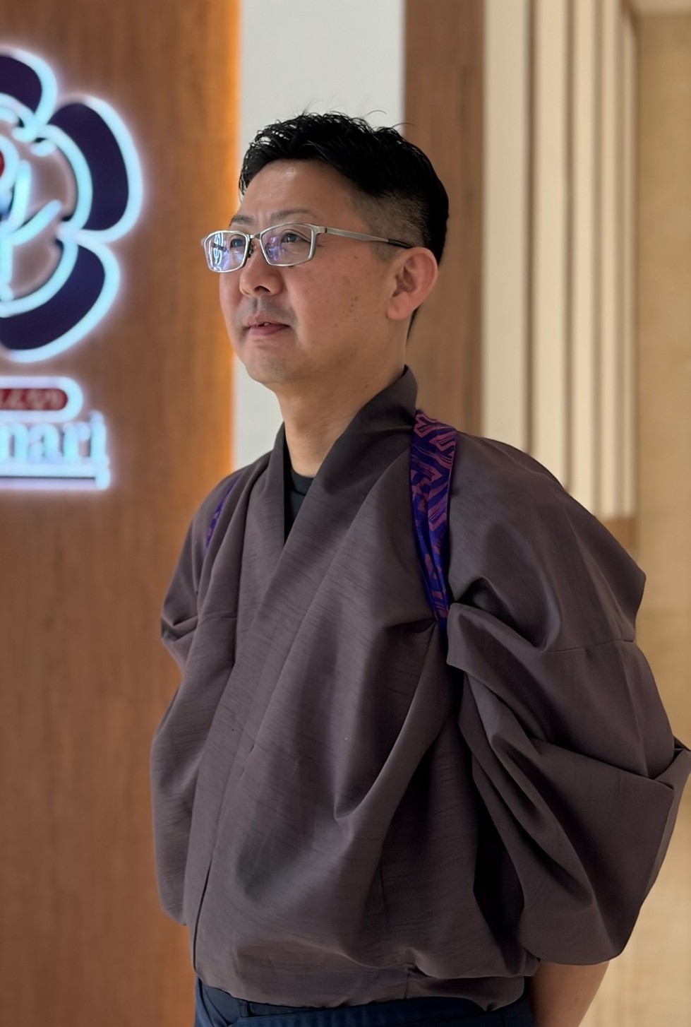 Chef Hiroyuki Nakasuka beside the Hannari crest